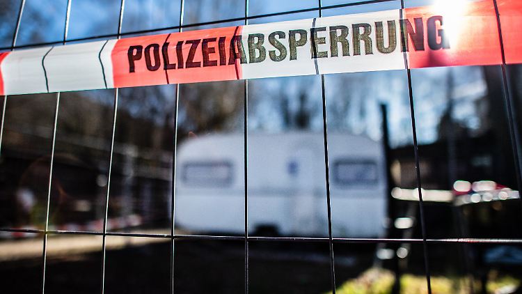 Der Campingwagen, aus dem die inzwischen verscholllenen Beweismittel stammen, ist versiegelt. Nun durchkämmt die Polizei das Gelände mit Spürhund noch einmal.