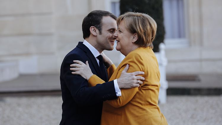 Wir müssen reden: Beim Treffen mit Macron zeigt sich die Kanzlerin in der Waffenfrage gesprächsbereit.
