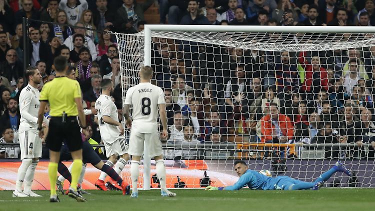 Barcas Suarez eröffnet den Torreigen im Bernabeu.