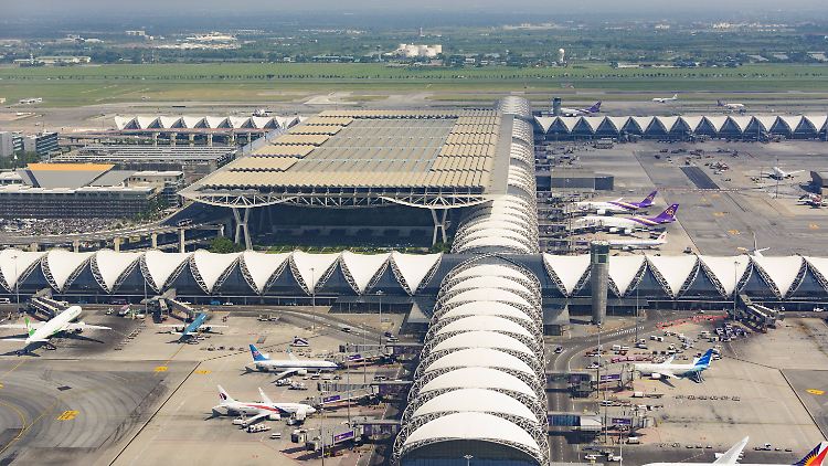 Nach Angaben von Thai Airways waren rund 5000 Passagiere von den Flugausfällen betroffen. 