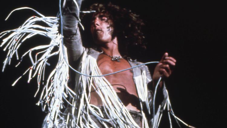 Fransenhemd und lange Locken: Roger Daltrey mit The Who in Woodstock, 1969.
