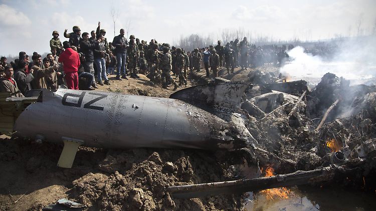 Nachdem Indiens Luftwaffe einen Angriff auf pakistanischem Gebiet geflogen hatte, schoss Pakistan nach eigenen Angaben zwei indische Kampfflugzeuge ab.
