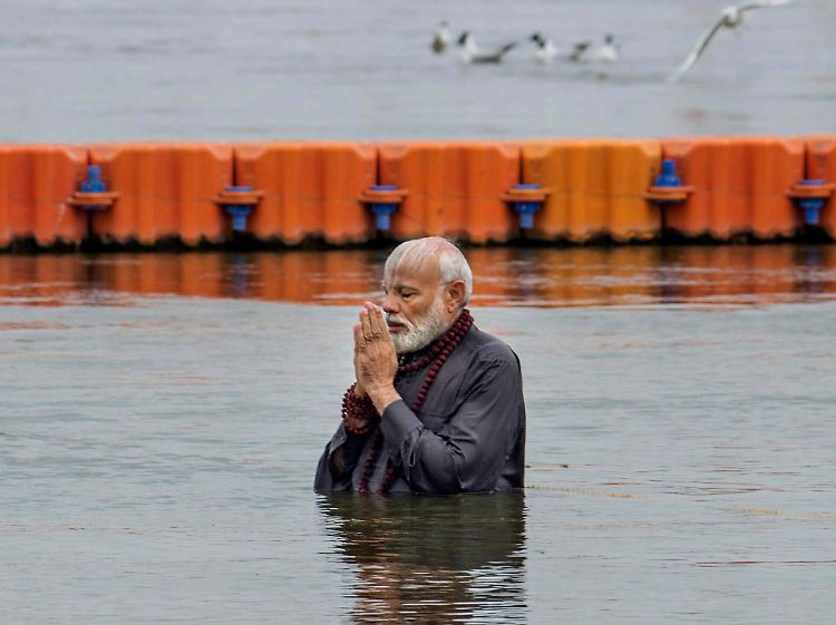 Narendra Modi nimmt ein heiliges Bad in Sangam während des Kumbh-Mela-Festes. Er hat im Mai Wahlen zu überstehen.