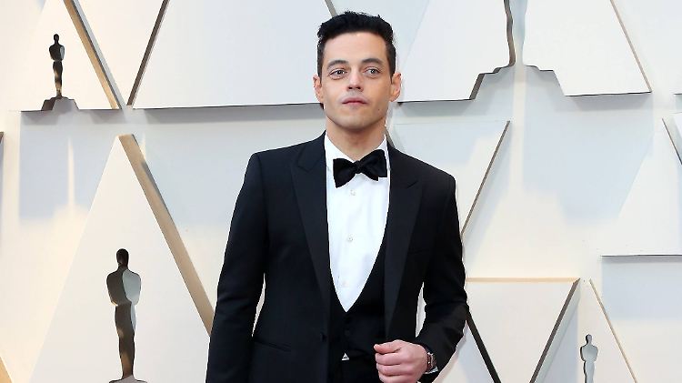 In diesem Outfit könnte Rami Malek besser "James Bond" selbst als seinen Gegenspieler mimen.