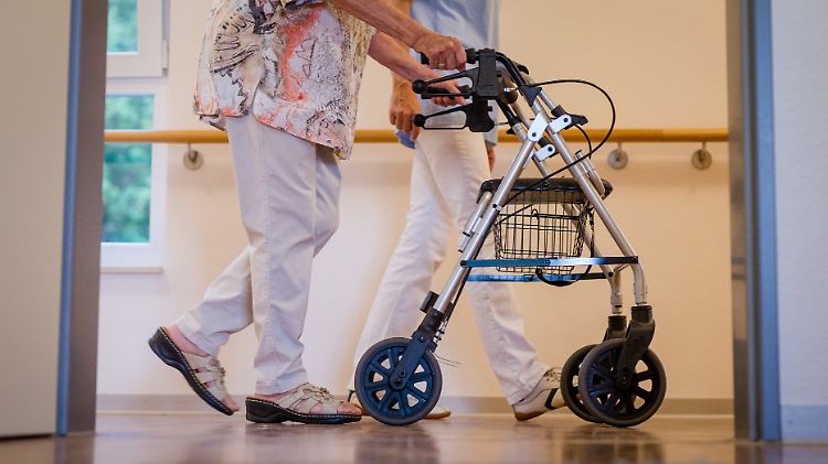 Der Arbeitsalltag von Krankenpflegern ist hart, aber ihr Verdienst ist immer noch unterdurchschnittlich.