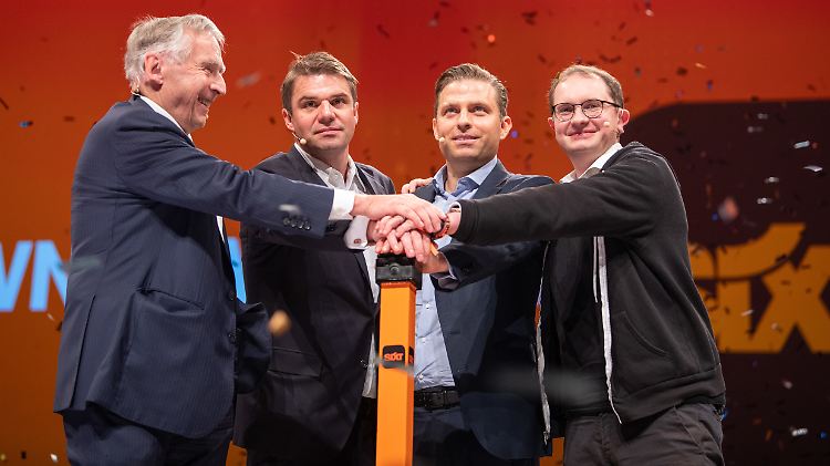 Vorstandschef Erich Sixt (v.l.n.r.), Vorstandsmitglieder Alexander und Konstantin Sixt sowie Werner Huber, Leiter des "Sixt-One"-Teams, beim Launch der neuen Mobilitätsplattform.