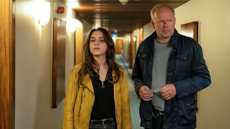 Sahin (Almila Bagriacik) und Borowski (Axel Milberg) klopfen gleich beim Tod an.