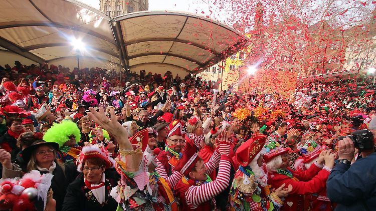 Viele Menschen frönen im Karneval dem Exzess.