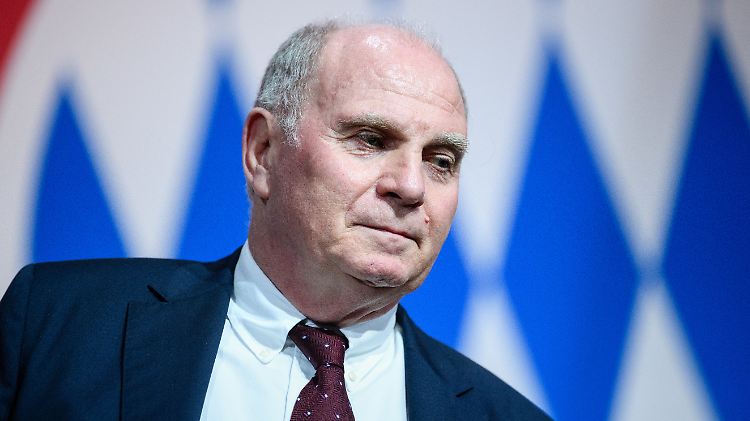 Uli Hoeneß brüstet sich mit Mega-Transfers für den FC Bayern - ohne sie zu nennen.