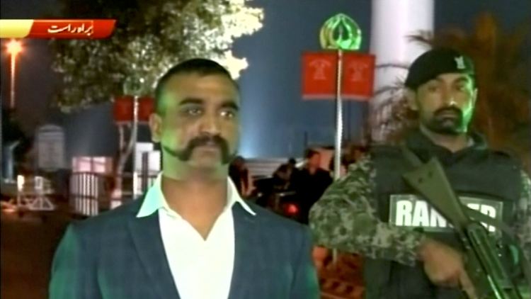 Fernsehbilder zeigen den indischen Piloten vor der Übergabe in der Nähe der indisch-pakistanischen Grenze.