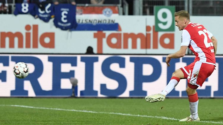 Felix Kroos ebnet mit seinem Tor den Weg zum Sieg gegen Holstein Kiel.