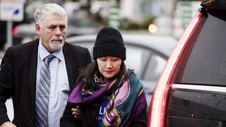 Meng Wanzhou mit einem Wachmann vor dem Büro ihrer Bewährungshilfe in Vancouver.