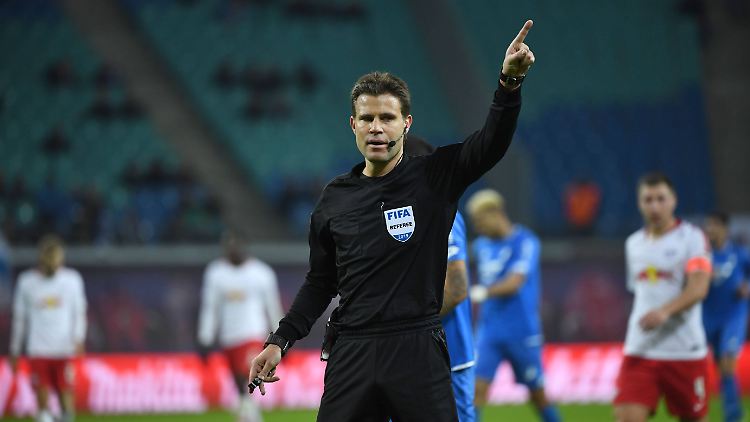 Fast zehn Jahre lang bestritt Felix Brych auch Fußball-Großturniere mit denselben Assistenten. Nun hat er neue.