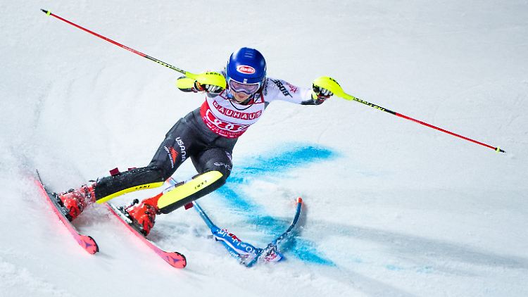 Mikaela Shiffrin steht durch die beiden Absagen schon sieben Rennen vor Saisonende als Weltcup-Triumphatorin fest.