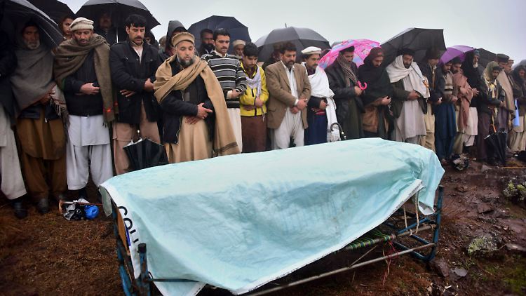 Im pakistanisch kontrollierten Teil Kaschmirs trauern Angehörige um einen Jungen, der bei einem indischen Angriff getötet wurde.