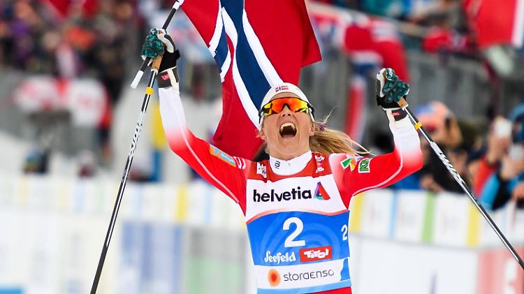 Kann sich schon vor dem Ziel in aller Seelenruhe jubeln: Therese Johaug.