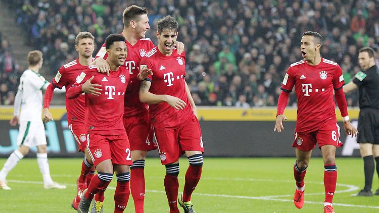 Die Bayern-Spieler haben in Mönchengladbach allen Grund zum Jubel.