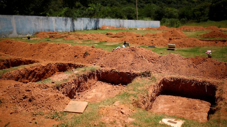 In Brumadinho erinnern der Schlamm und die Gräber an das Unglück.