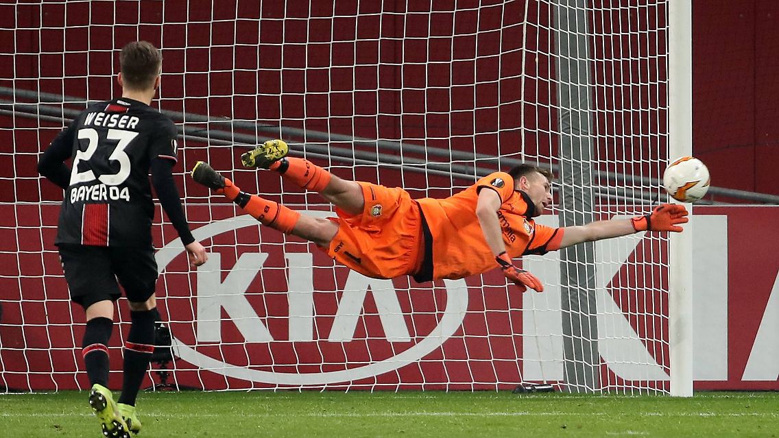 Ebenfalls hochzufrieden: Bayer-Keeper Lukas Hradecky. Der Finne stellte zunächst klar: "Wir werden jetzt sicher ein bisschen feiern. Ich brauche keinen besonderen Grund, um Alkohol zu trinken." Und fand dann für den coolen Leverkusener Auftritt dieses schöne Bild: "Mit dem Autopiloten haben wir es sicher nach Hause gefahren."