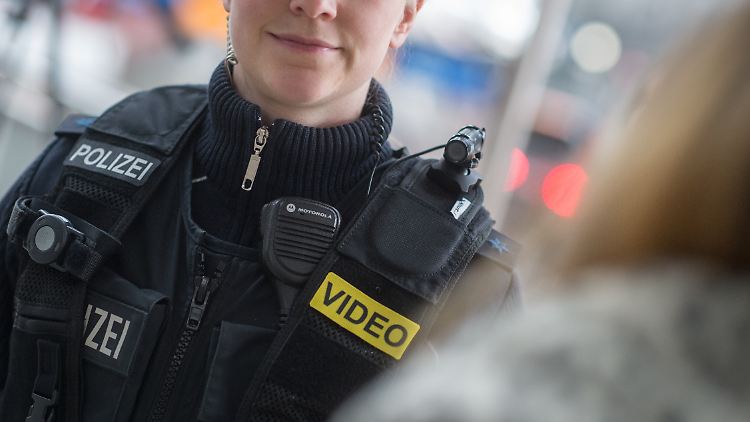 Daten solcher Bodycams verwahrt die Bundespolizei auf Servern von Amazon. Keine gute Idee, meint die Opposition.
