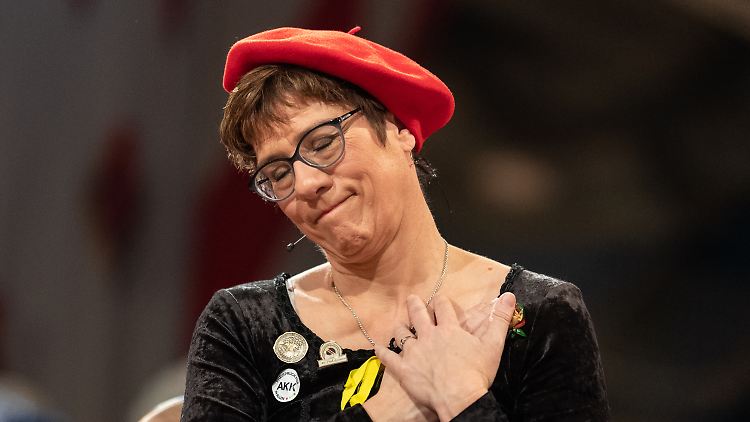 Wer braucht eine Toilette für dazwischen? Die CDU-Chefin polarisiert mit ihrem Humor.   