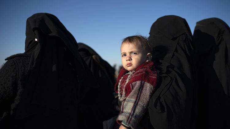 Frauen und Kinder fliehen aus Baghus. Angehörigen der Dschihadisten zufolge befinden sich immer noch Zivilisten in dem umkämpften Dorf. 