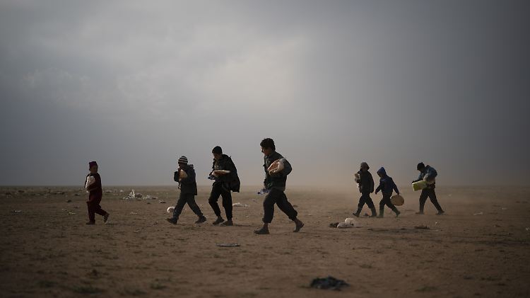 Hunderte von IS-Kämpfern mit europäischen Pässen sitzen bereits in Syrien in Haft. Es ist strittig, ob sie von einem neuen Gesetz betroffen wären. 