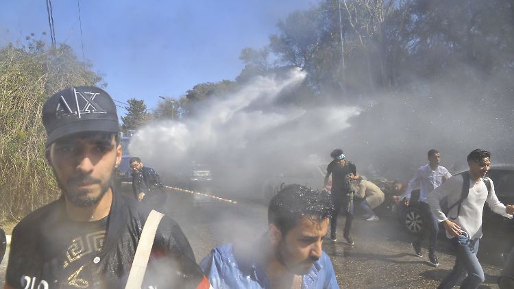 Schwerste Krise seit der Unabhängigkeit von Frankreich. Vor allem Studenten gehen in Algier auf die Straße. 