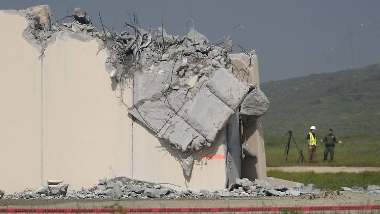 Prototypen des Grenzwalls zu Mexiko werden abgerissen. Für den erhofften Mauerbau hat der US-Kongress dem Präsidenten das Geld verweigert.