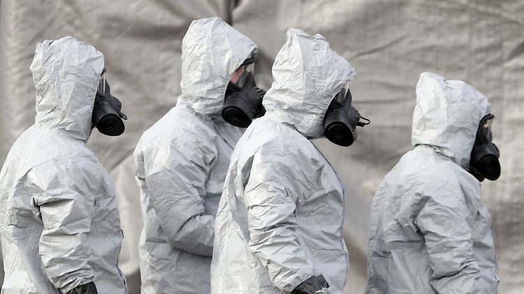 Ermittler in Schutzkleidung und Gasmasken - in Salisbury in Großbritannien kam bei einem Anschlag mit Nowitschok ebenfalls ein Cholinesterase-Hemmer zum Einsatz.