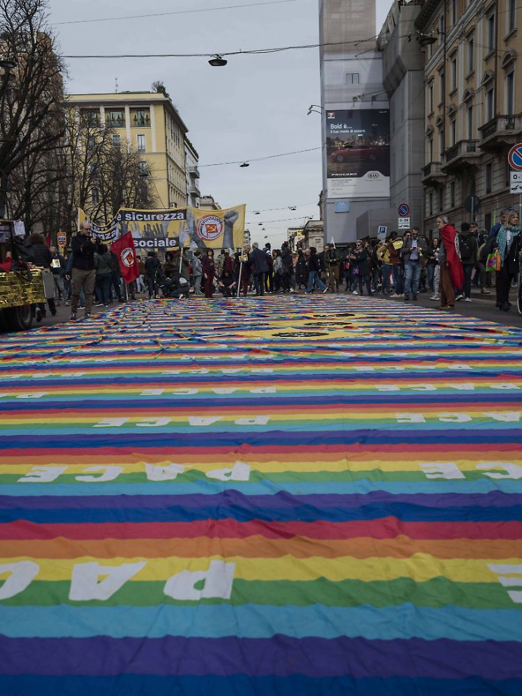 Am Samstag demonstrierten Zehntausende in Mailand gegen Rassismus - und gegen die Regierung in Rom.