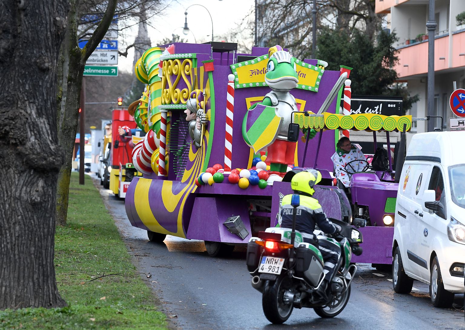 Wegen Sturmtief "Bennet" starten in diesem Jahr einige Rosenmontagsumzüge mit Verspätung. Bottrop sagt wegen des Wetters sogar seinen Zug ab. 