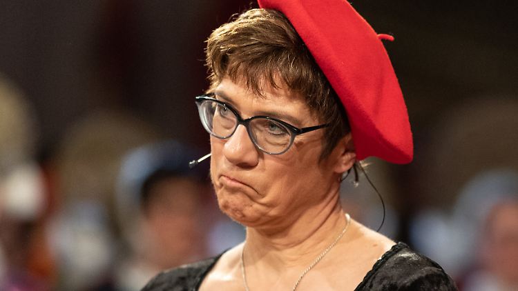 Annegret Kramp-Karrenbauers Union geht leicht gestärkt aus dem Karnevalstreiben hervor.