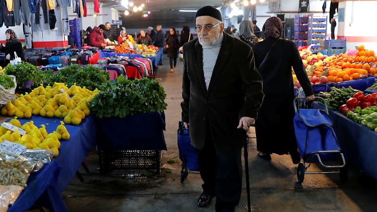 Die Wähler bekommen den Preisauftrieb voll zu spüren: Erdogan will die Inflation auf ein Niveau von sechs bis sieben Prozent drücken.