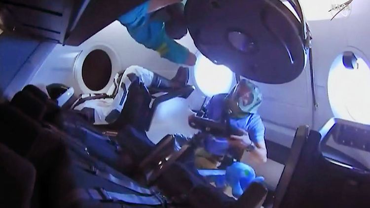 Nach dem Andocken betreten Besatzungsmitglieder der ISS das Raumschiff "Crew Dragon".