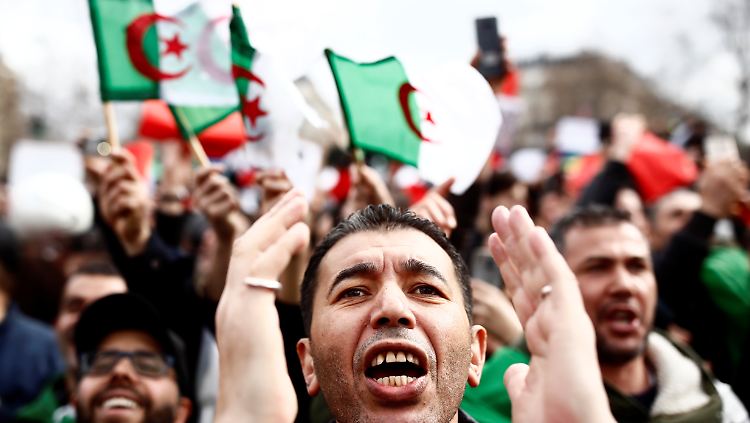Trotz massiver Proteste hält Abdelaziz Bouteflika an seiner Kandidatur fest.