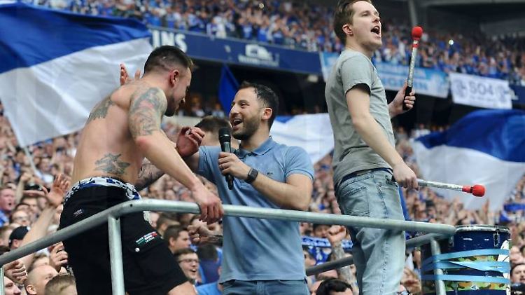 Domenico Tedesco war mal sehr beliebt auf Schalke. Wie es aussieht, darf der Trainer vorerst bleiben.