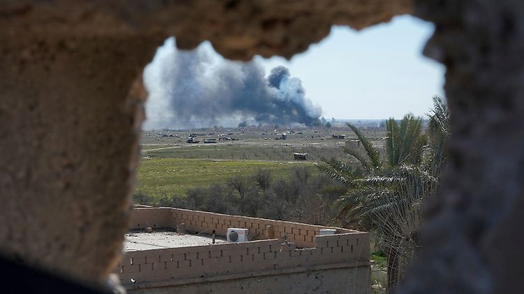 Rauch über dem syrischen Dorf Baghus. 150 der eingekesselten IS-Kämpfer ergeben sich den kurdischen Milizen.