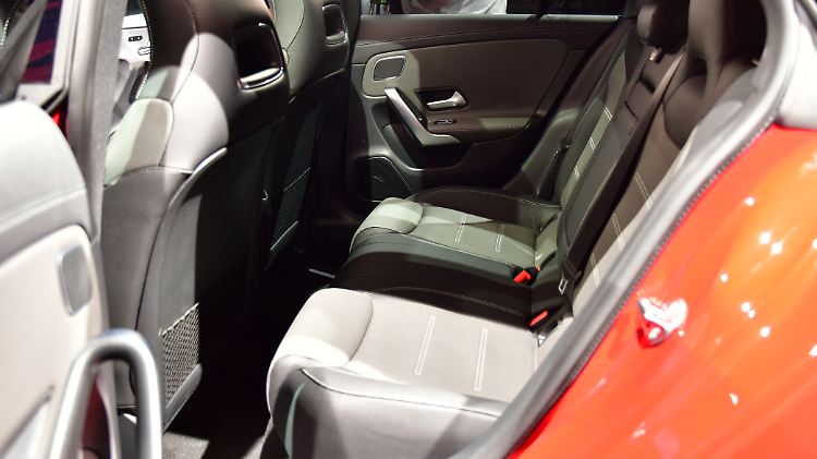 Der Platz im Fond des CLA Shooting Brake ist nicht üppig, hinterlässt aber bei einer ersten Sitzprobe auch keinen Grund zu meckern.