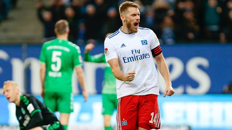 Kapitän Hunt (r.) hat den Hamburger SV spät zum Sieg gegen Greuther Fürth geschossen.