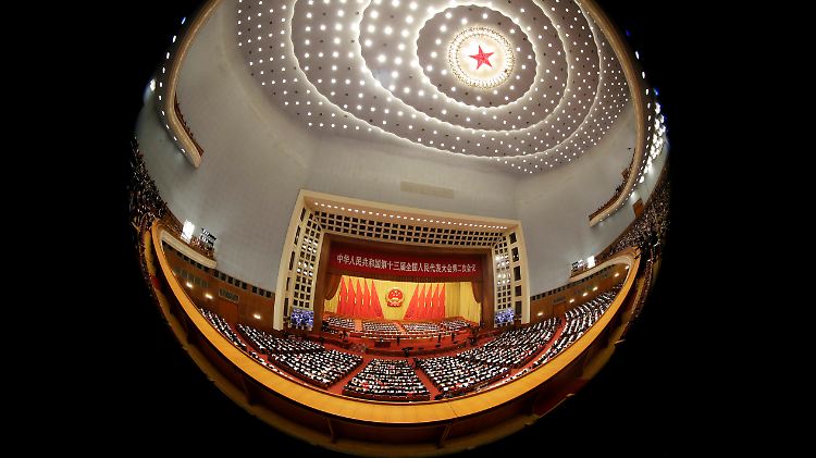 Blick in die Große Halle in Peking: Die Delegierten der Kommunistischen Partei Chinas lauschen den Verlautbarungen der Wirtschaftslenker.