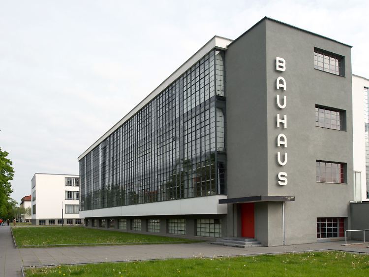 Ein unpolitischer Ort? Vor dem Bauhaus-Gebäude in Dessau durften Feine Sahne Fischfilet nicht spielen.