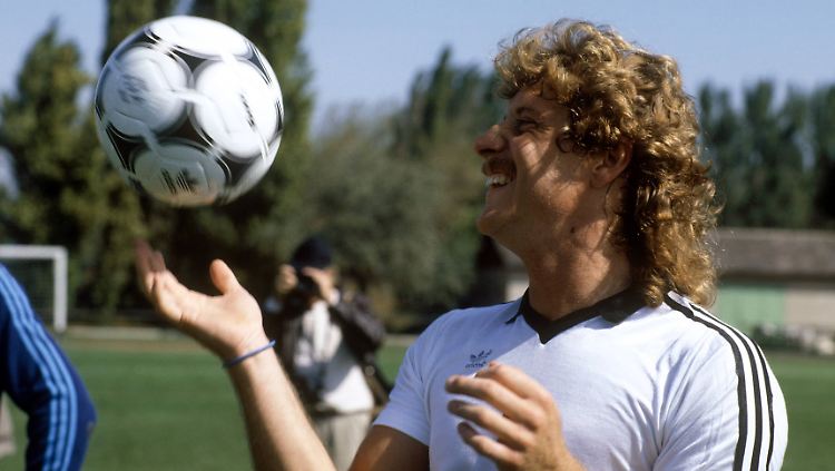 "Mädels fielen mir erst auf, als ich schon 18 Jahre alt war": Toni Schumacher mit der DFB-Elf bei der WM 1982 in Spanien.