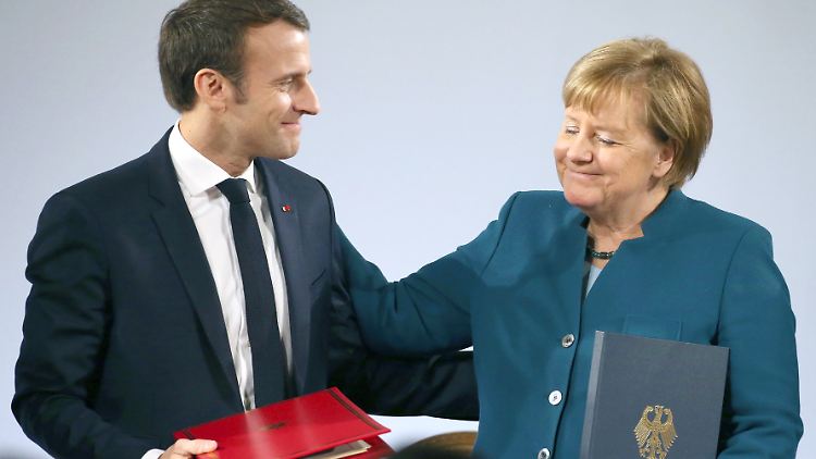 Hat Macron auf ein Lob der Kanzlerin für seinen Europa-Essay gehofft? Merkels Sprecher äußert sich erst mal zugeknöpft zur französischen Revolutions-Idee.  