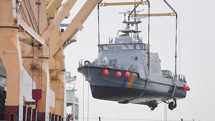 Ein Patrouillenboot für Saudi-Arabien wird auf die Reise geschickt (Archivbild vom Dezember 2017).