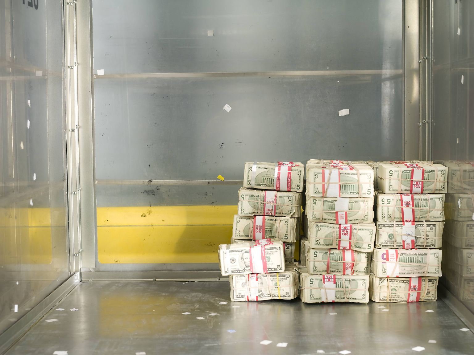 Alarm in der Welt der Superreichen: Das gesamte Vermögen der Reichsten der Reichen ist laut dem Magazin "Forbes" im vergangenen Jahr von 9,1 Billionen auf 8,7 Billionen Dollar gesunken. Mehr noch: …