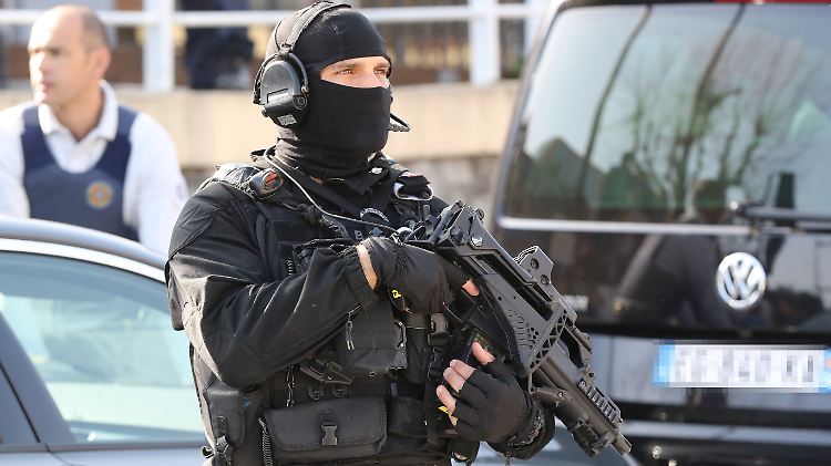 Polizisten der französischen Spezialeinheit RAID haben einen Häftling und seine Lebensgefährtin in einem Hochsicherheitsgefängnis in der Normandie überwältigt.   