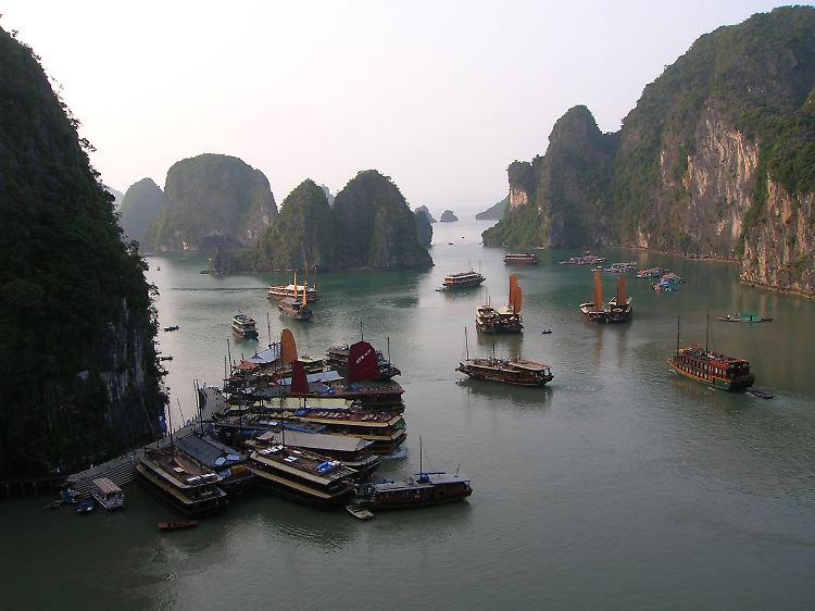 In der Halong-Bucht drängen sich längst die Ausflugsboote. Hübsch anzusehen ist sie trotzdem noch.