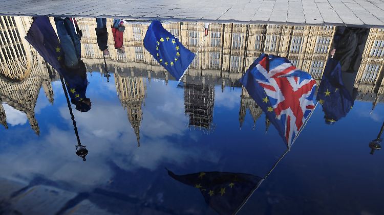 Das britische Parlament, gespiegelt in einer Londoner Pfütze.