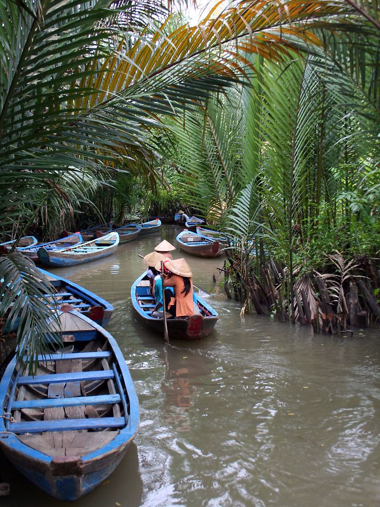Butterfahrt auf Vietnamesisch: Im Mekong-Delta werden Touristen oft zu Produktionsstätten von Kokosbonbons geschippert.